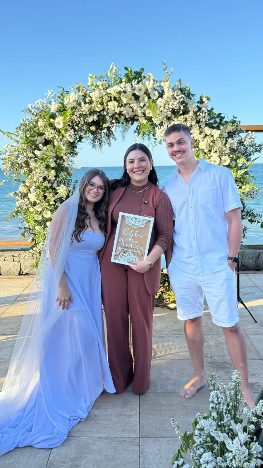 Celebrante com o casal após a cerimônia