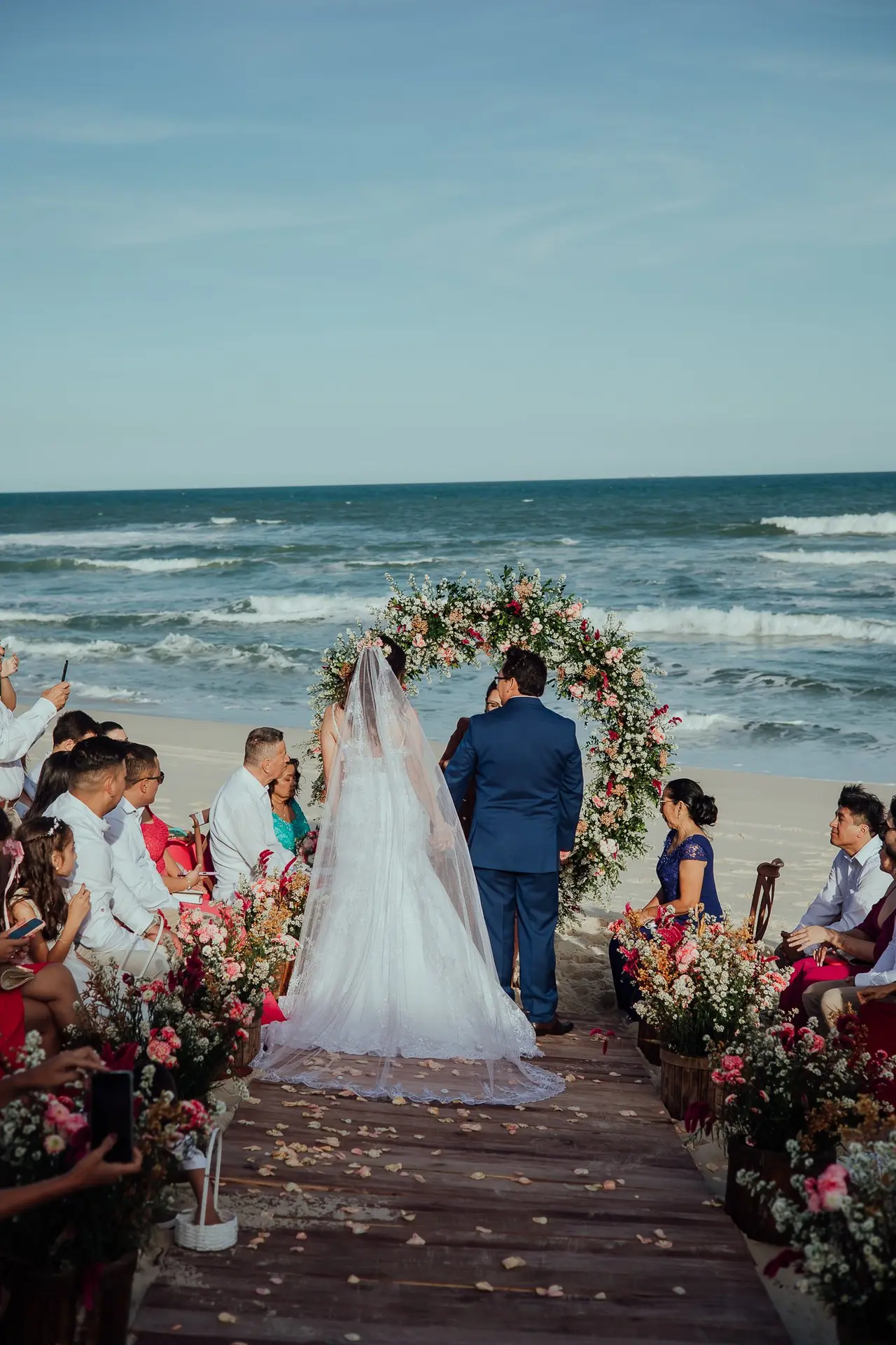 Casal na cerimônia de casamento conduzida pela Celebre Sua História